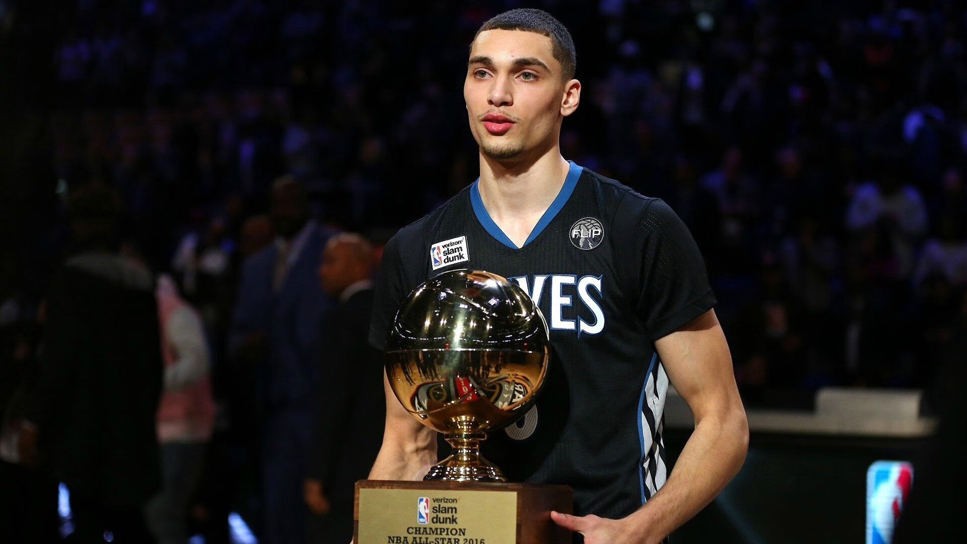 比赛中球员们发挥出色，向观众展示激烈竞争，球员们在赛场上