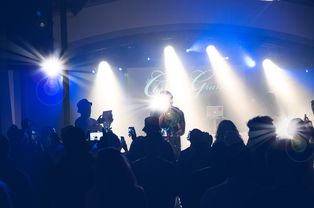 爱游戏智能体验-C罗与粉丝互动现场热情高涨，c罗与队友