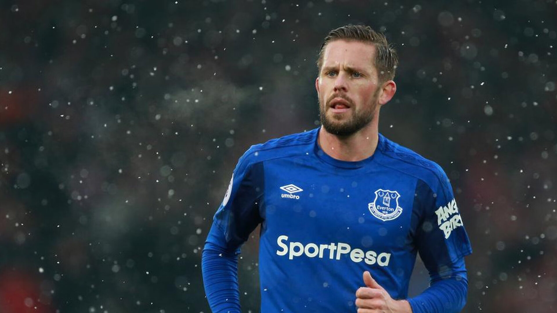 -曼联在主场逆转取胜，积分追赶领先榜首